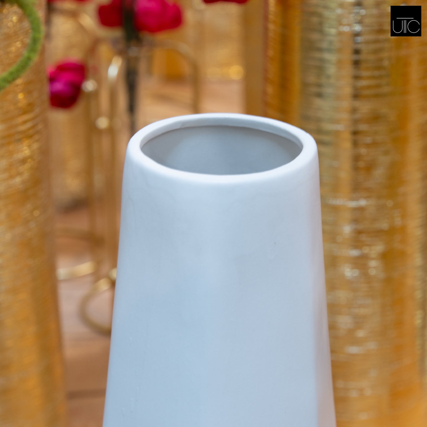 Kavrin Round Design Tapered Vase